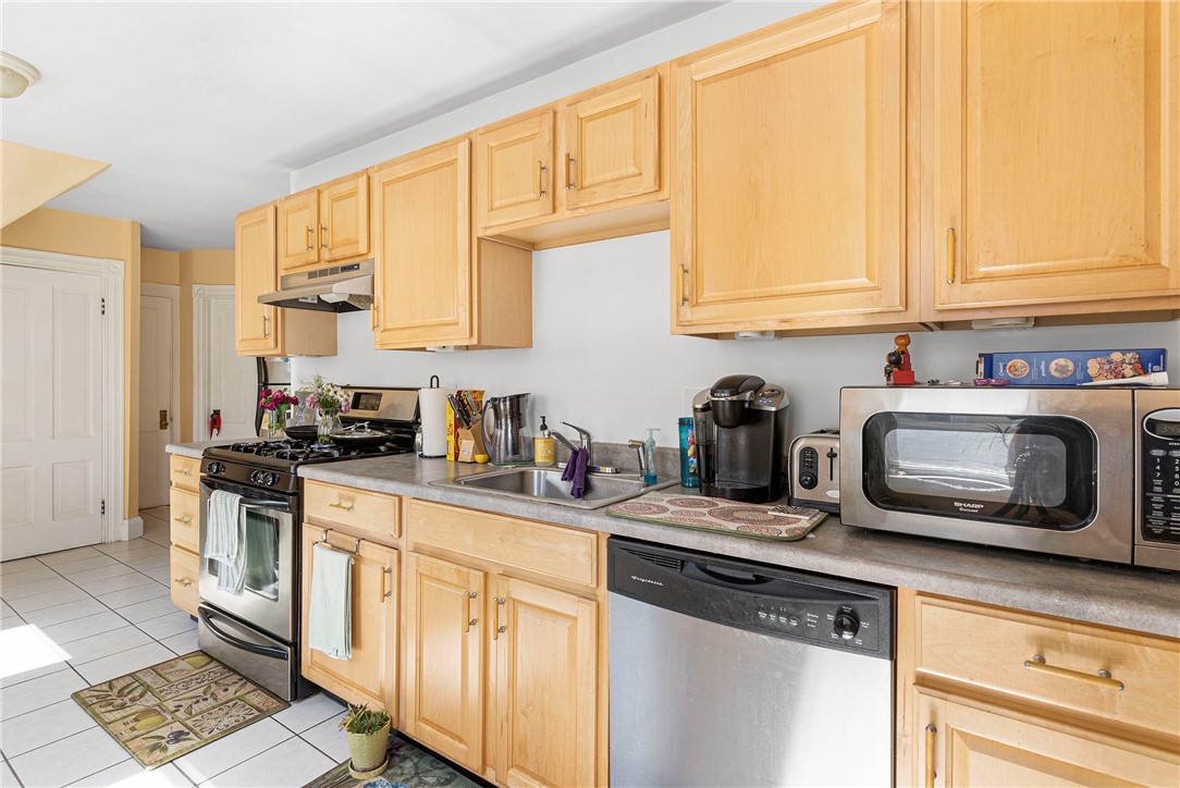 31 Windsor Road, Unit 3 Cranston, RI 02905 - Photo 10 of 20