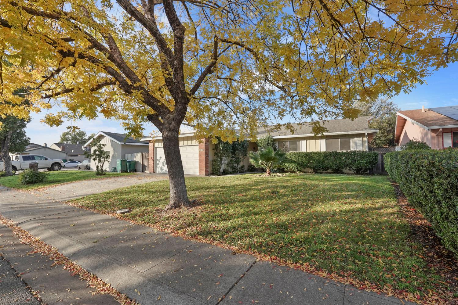 741 Dundee Way Stockton, CA 95210 - Photo 4 of 35