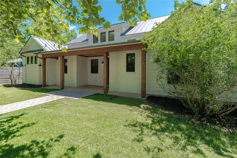 a view of a house with backyard and garden