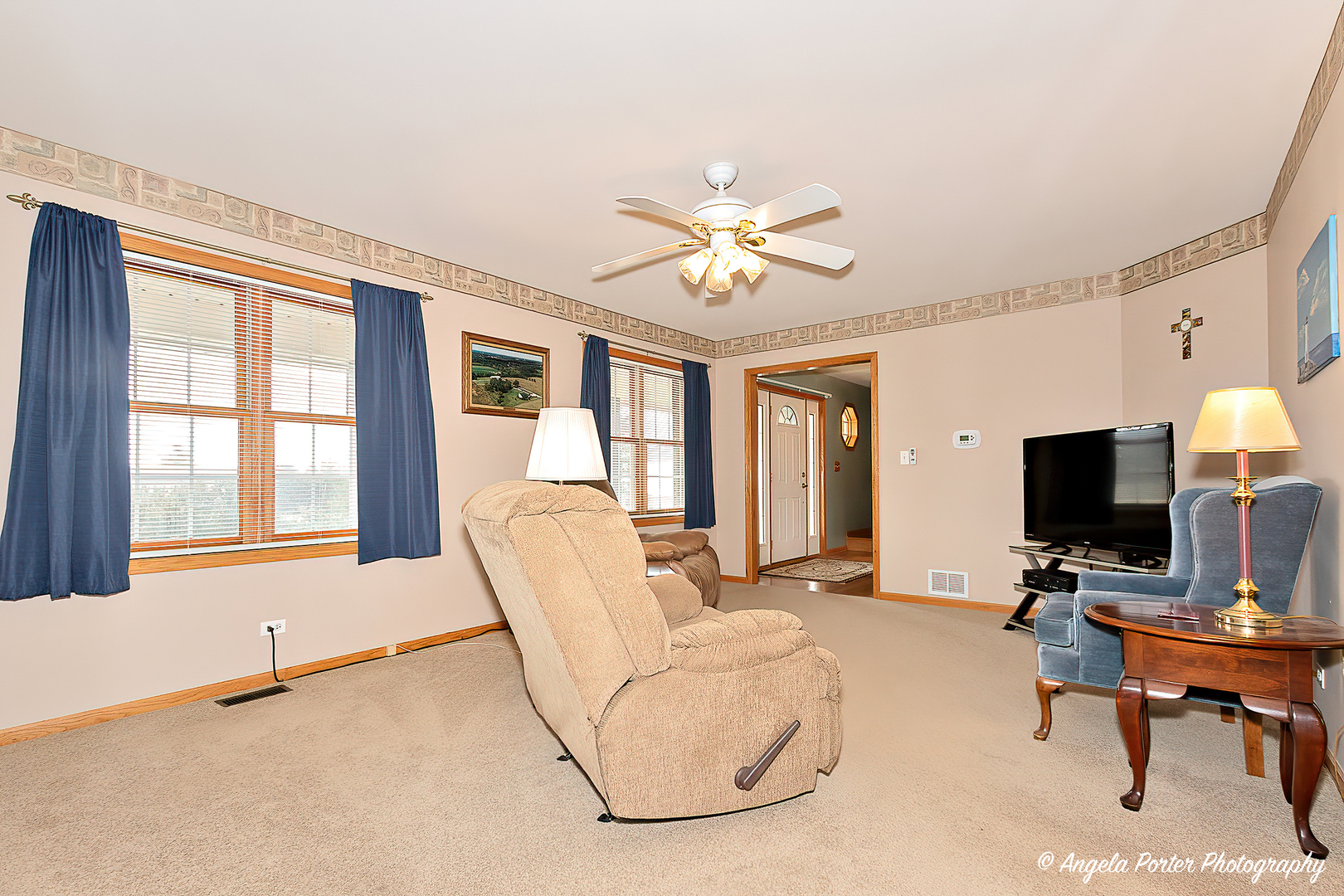814 Suzanne Lane Spring Grove, IL 60081 - Photo 18 of 45 a view of a livingroom with workspace and a couch