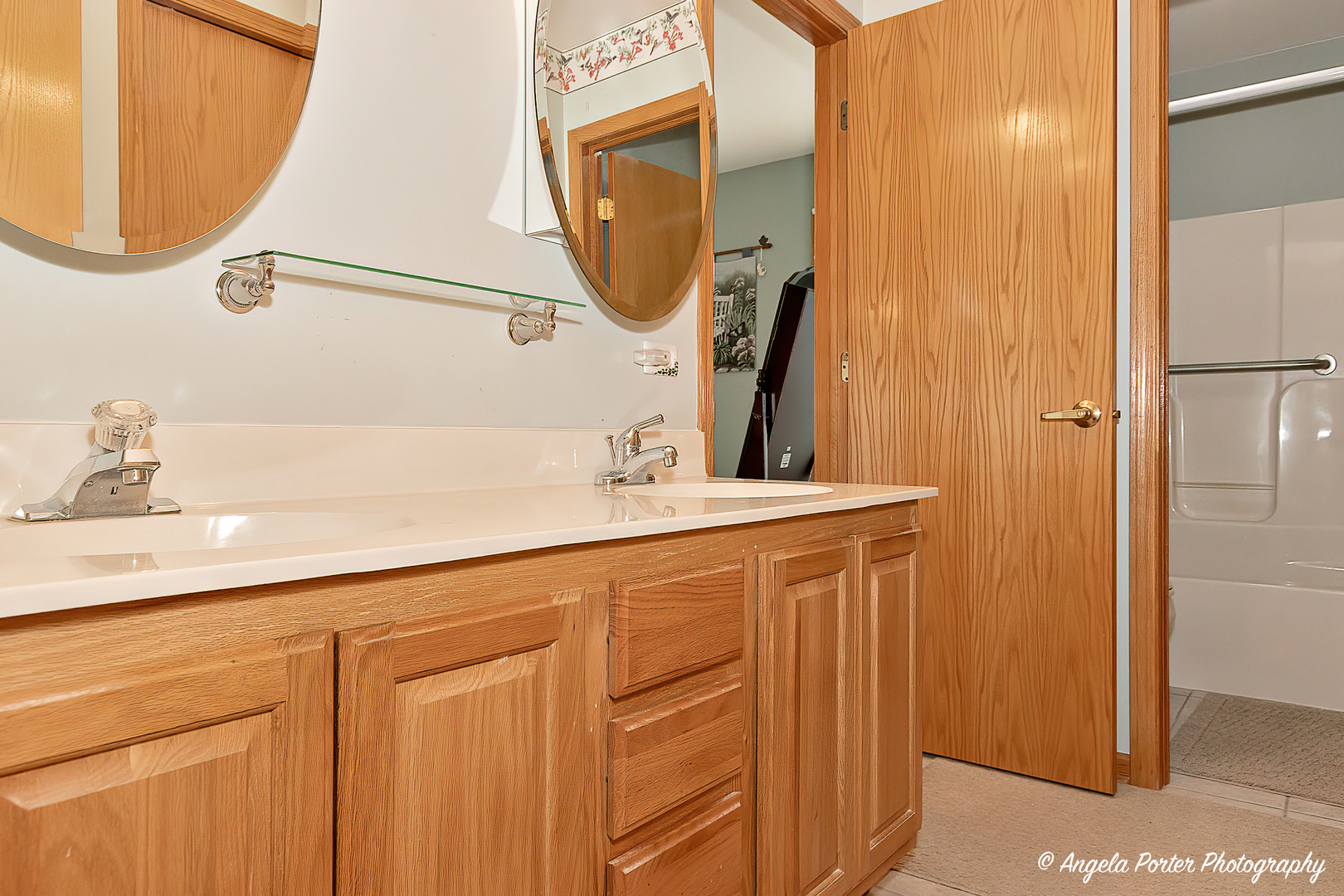 814 Suzanne Lane Spring Grove, IL 60081 - Photo 28 of 45 a bathroom with a sink and a mirror