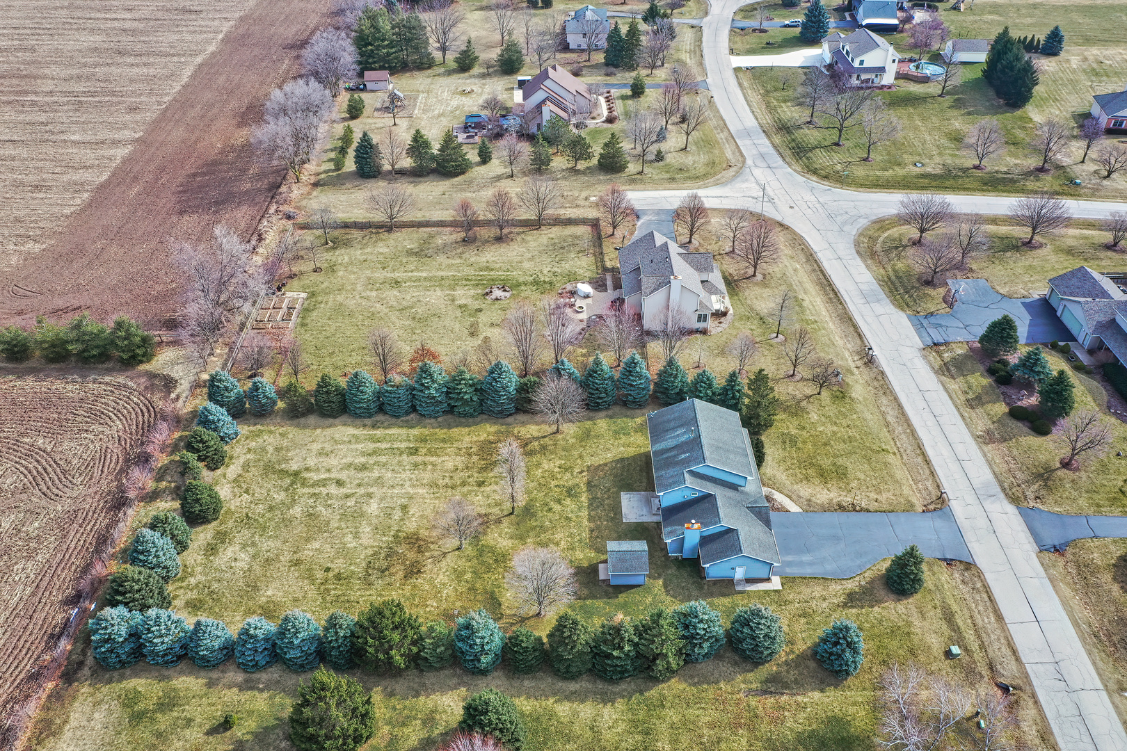 814 Suzanne Lane Spring Grove, IL 60081 - Photo 38 of 45 an aerial view of a house with a yard