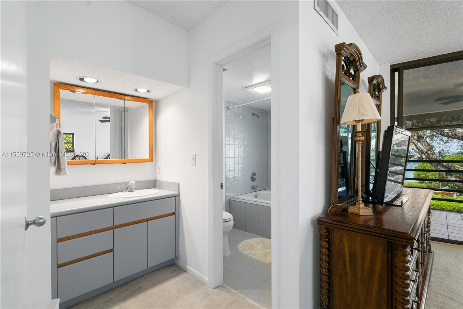 209 Sanctuary Dr., Unit 209 Key Largo, FL 33037 - Photo 19 of 43 a en suite bathroom with a toilet sink and mirror