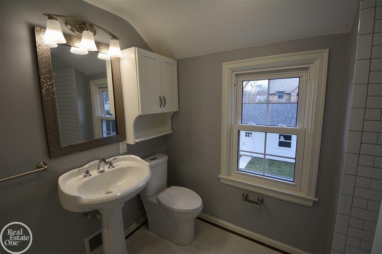 288 Fisher Road Grosse Pointe, MI 48230 - Photo 25 of 38 31342095-24.JPG
