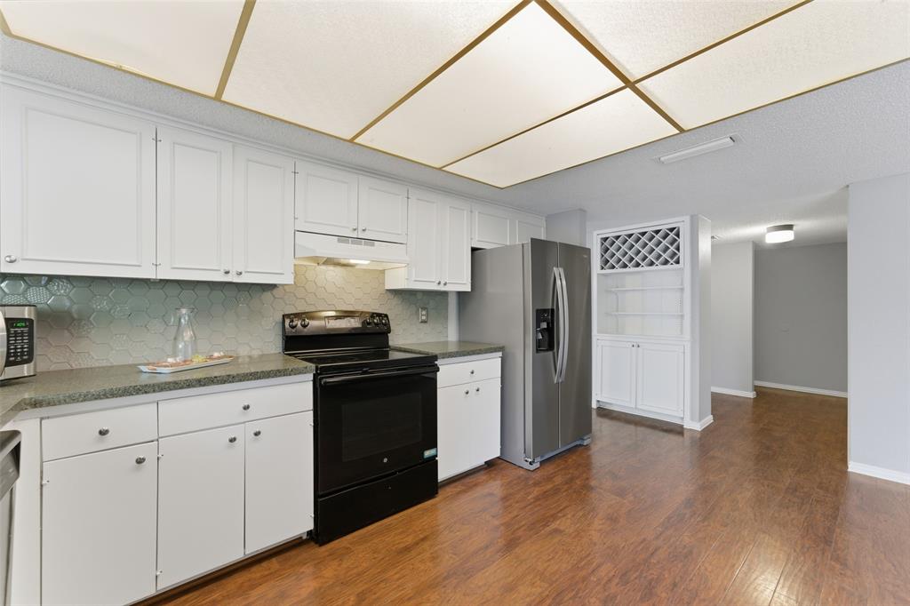 1805 Haymeadow Carrollton, TX 75007 - Photo 7 of 20 a kitchen with a sink stove and refrigerator