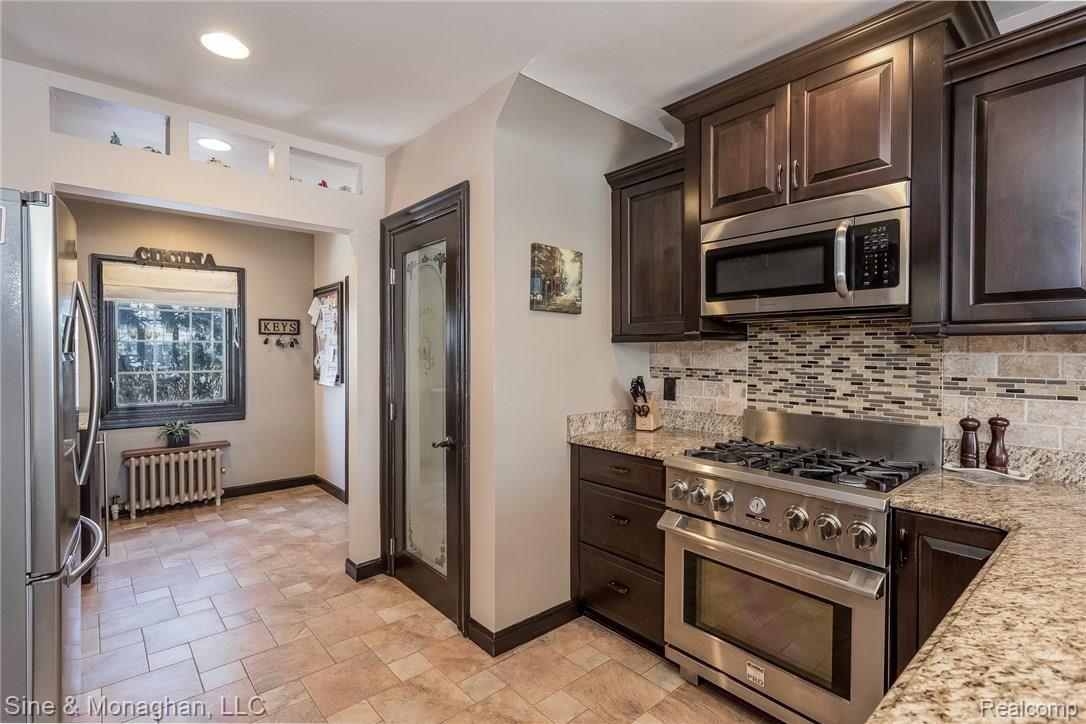 818 Cadieux Road Grosse Pointe, MI 48230 - Photo 11 of 45 016-Kitchen-5191684-medium.jpg