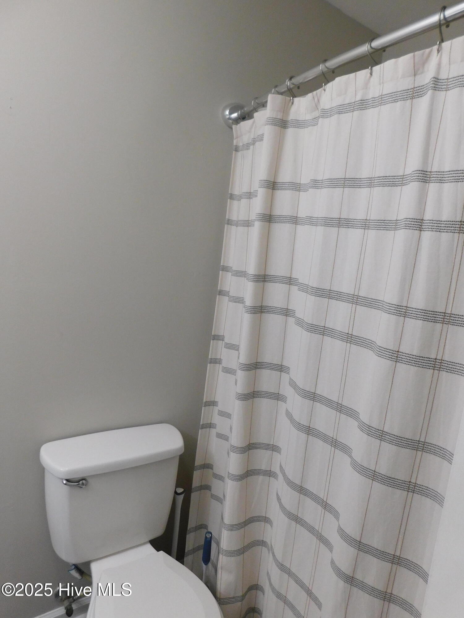 125 Greentree Lane Newport, NC 28570 - Photo 9 of 18 Hallway full bath with tub/shower