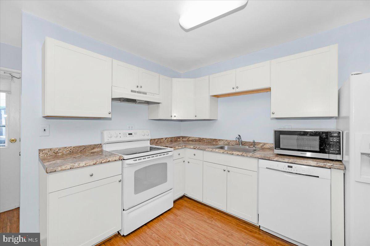 302 Manor Court Frederick, MD 21701 - Photo 10 of 33 Bright and airy kitchen space.