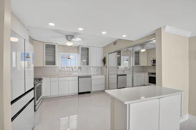 $460,000 | 301 Lake Shore Drive, Unit 711, Lake Park, FL 33403