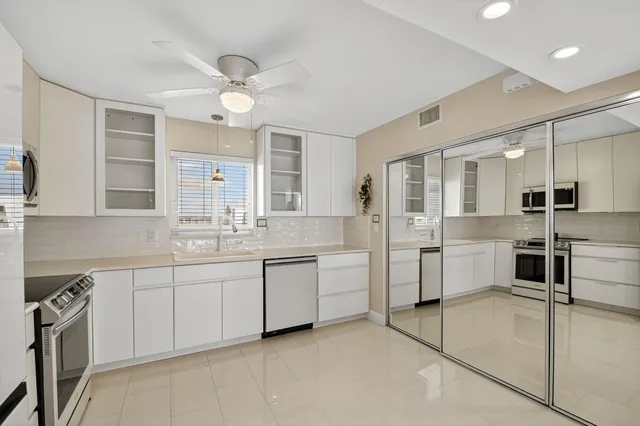 $460,000 | 301 Lake Shore Drive, Unit 711, Lake Park, FL 33403