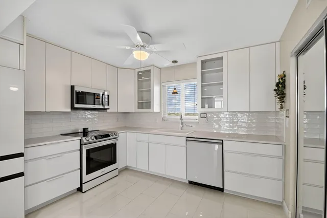 $460,000 | 301 Lake Shore Drive, Unit 711, Lake Park, FL 33403