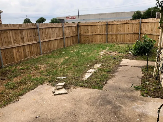 a view of a backyard