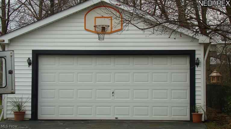 1239 Lander Road Cleveland, OH 44124 - Photo 4 of 25