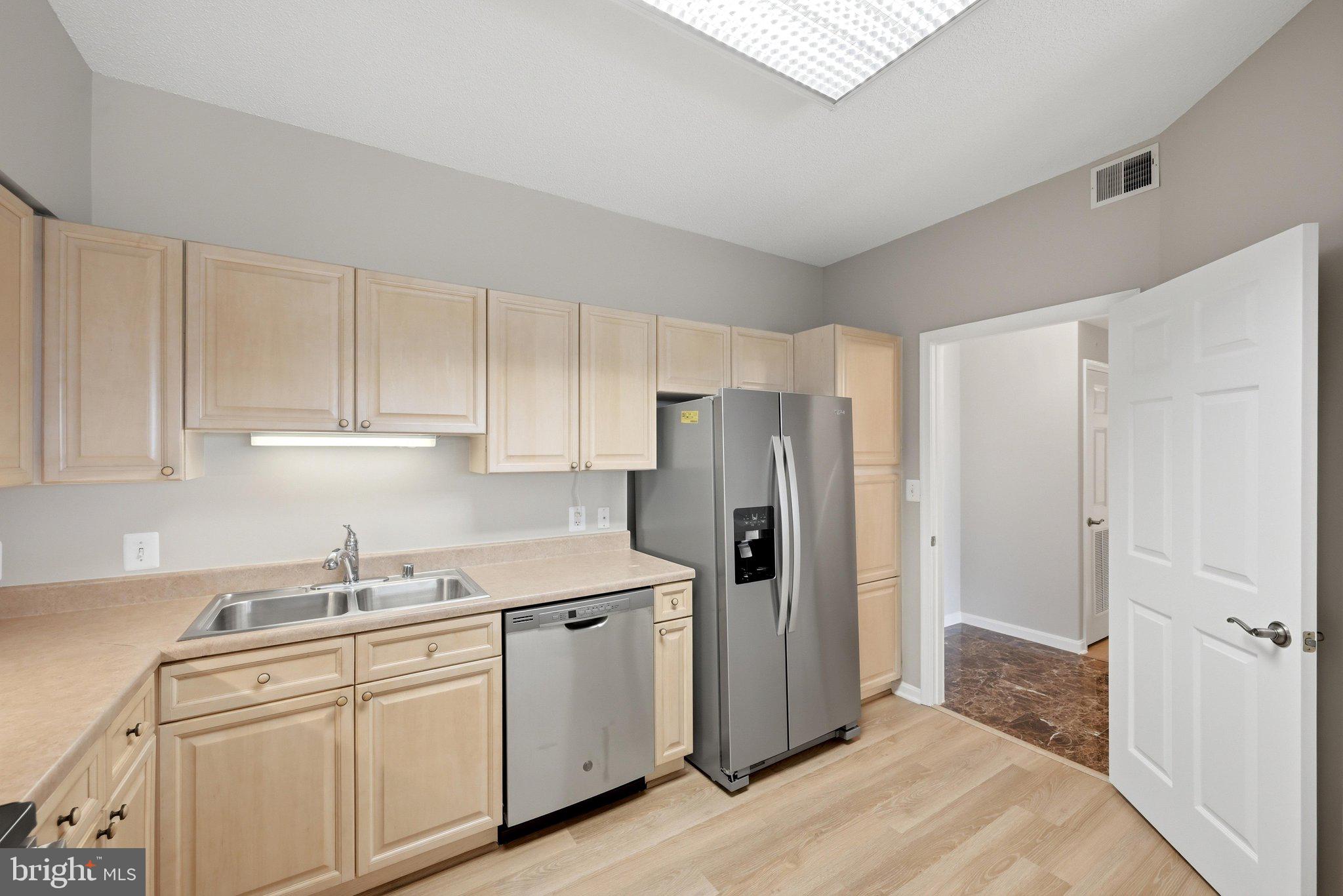 19375 Cypress Ridge Terrace, Unit 922 Leesburg, VA 20176 - Photo 20 of 89 Kitchen