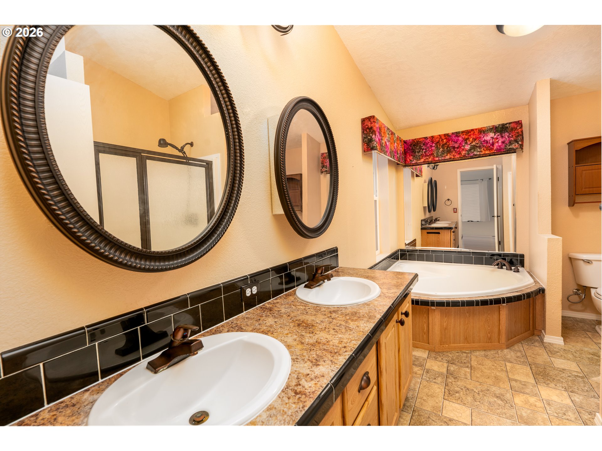 284 Trout Loop, Unit 27 Roseburg, OR 97471 - Photo 12 of 16 Owner's Suite Bathroom