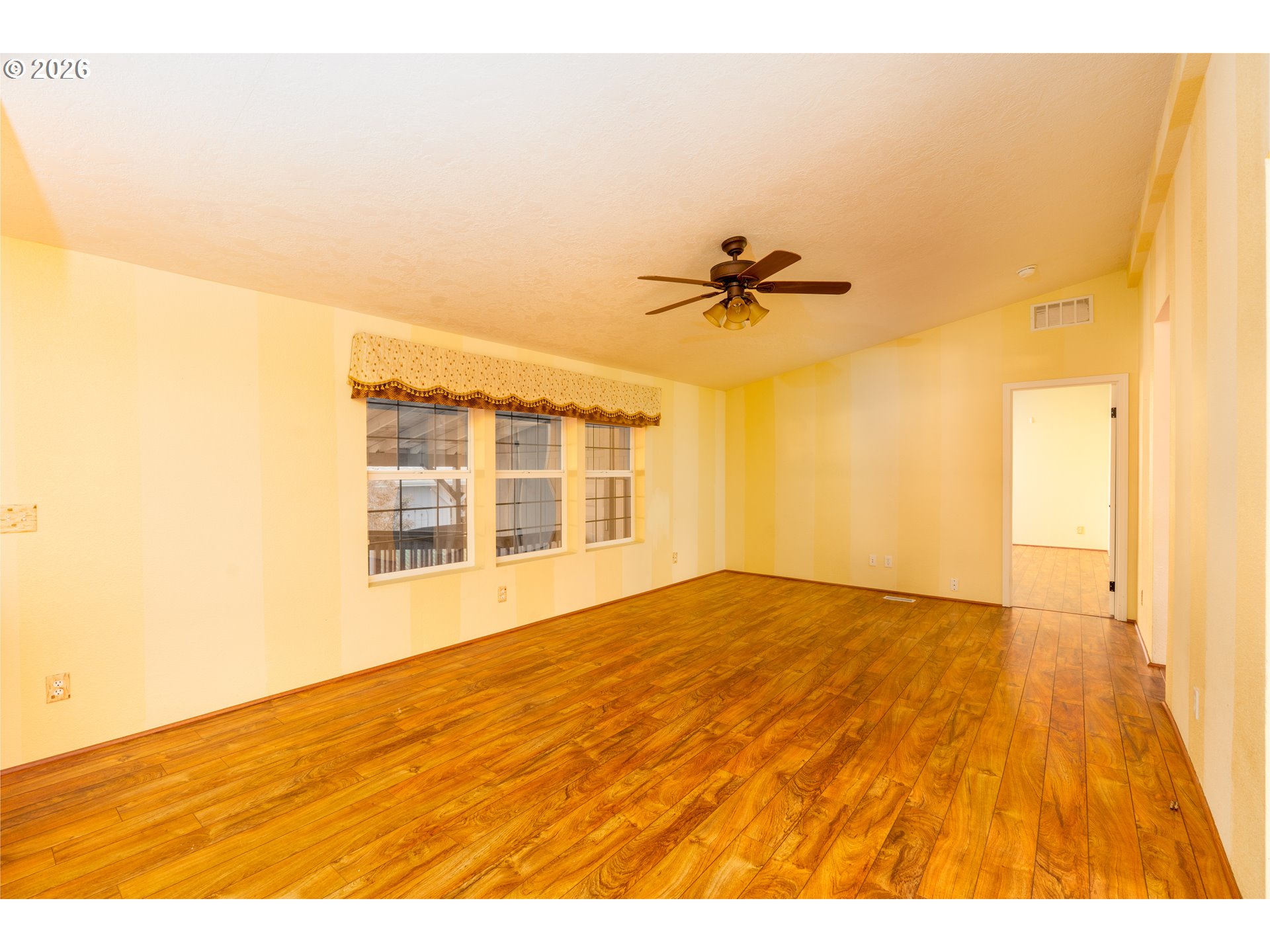 284 Trout Loop, Unit 27 Roseburg, OR 97471 - Photo 4 of 16 Living Room