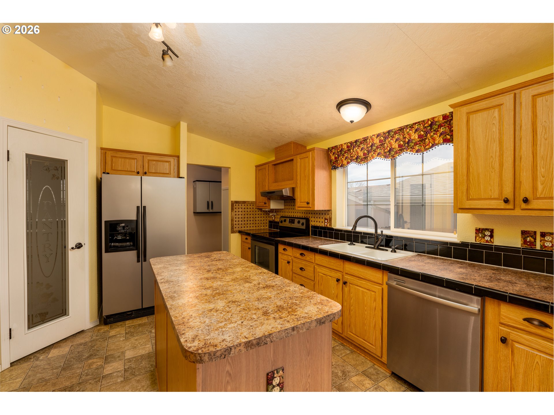 284 Trout Loop, Unit 27 Roseburg, OR 97471 - Photo 6 of 16 Kitchen