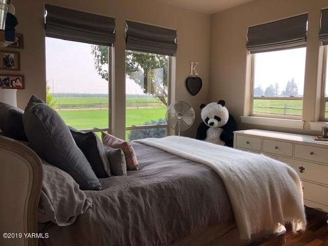 3141 West Wapato Road Wapato, WA 98951 - Photo 7 of 42 a bedroom with a bed and a large window