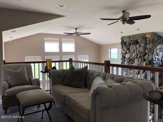 3141 West Wapato Road Wapato, WA 98951 - Photo 9 of 42 a living room with furniture