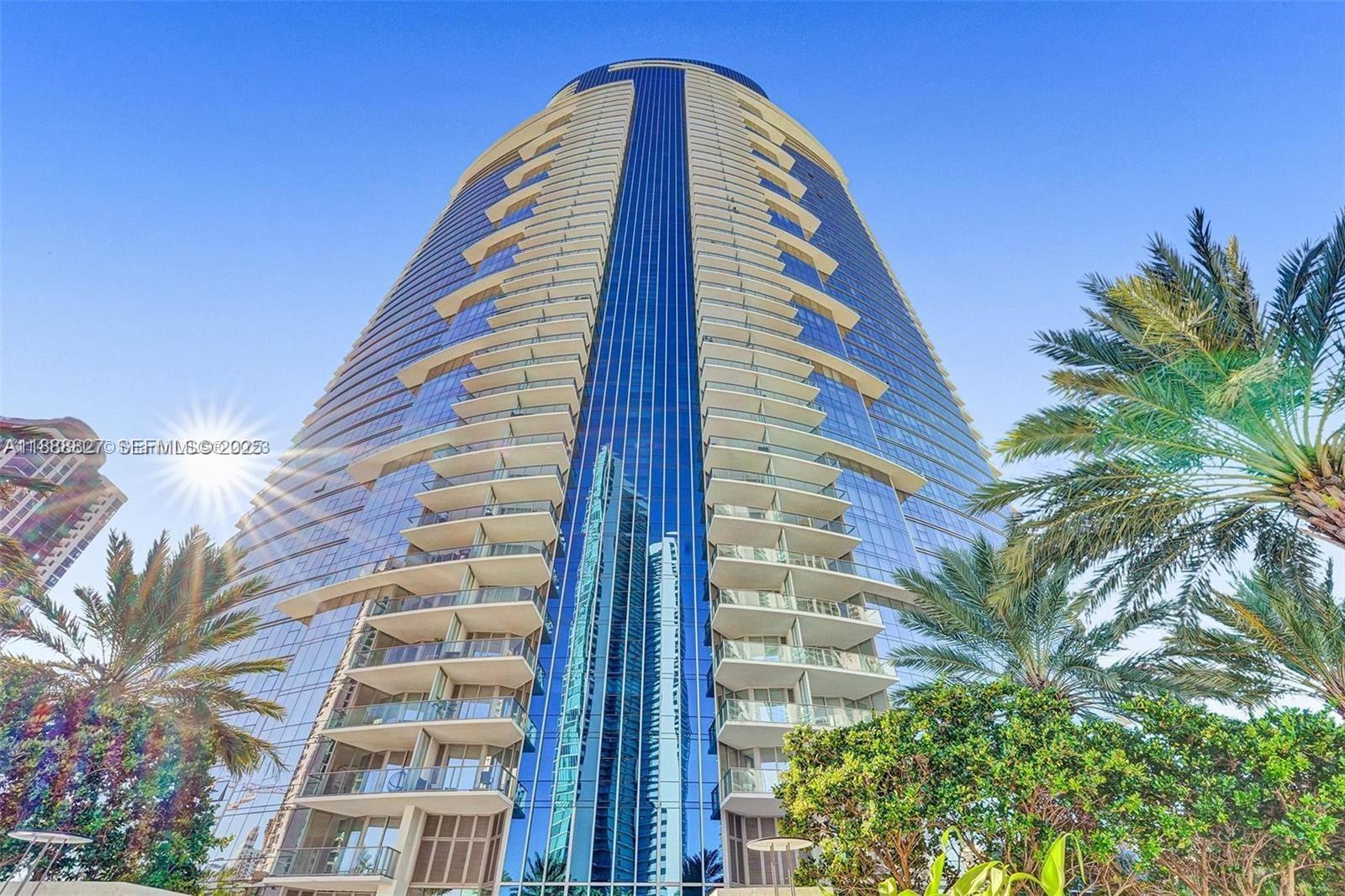 851 Northeast 1st Avenue, Unit 3601 Miami, FL 33132 - Photo 20 of 49 a view of a large building