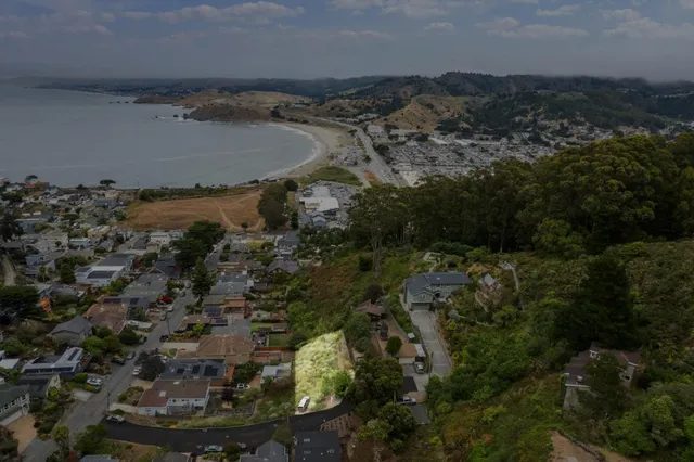 an aerial view of residential house and lake view