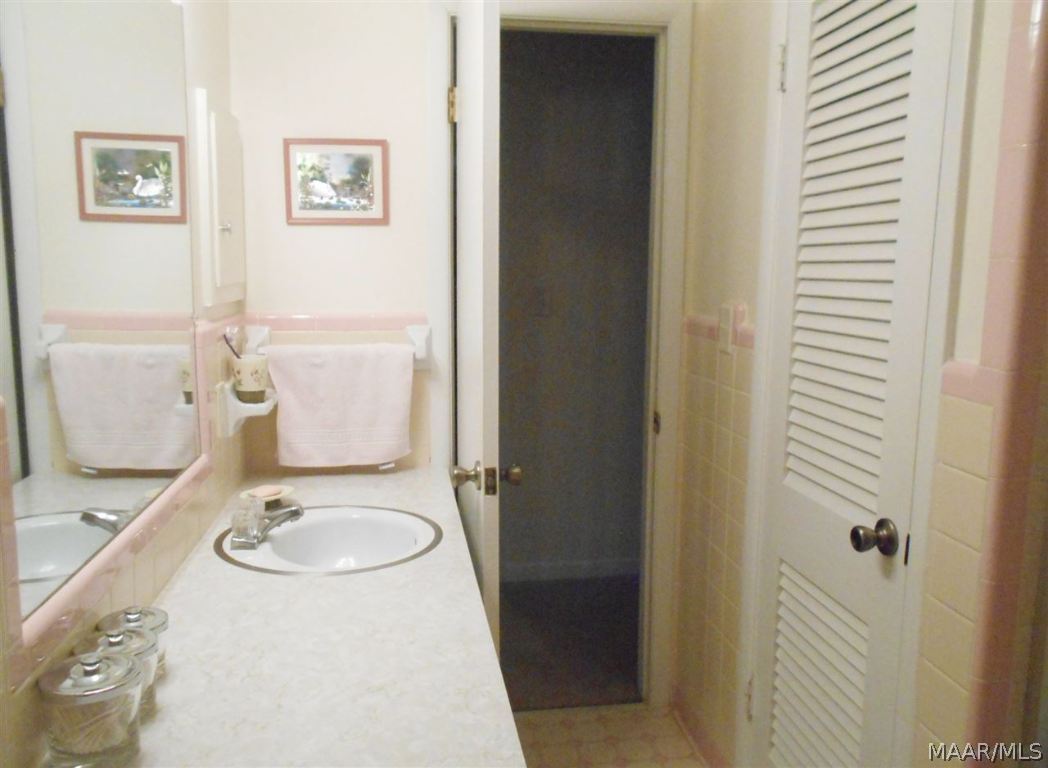 1134 Lakeview Road Ozark, AL 36360 - Photo 26 of 36 Long Vanity