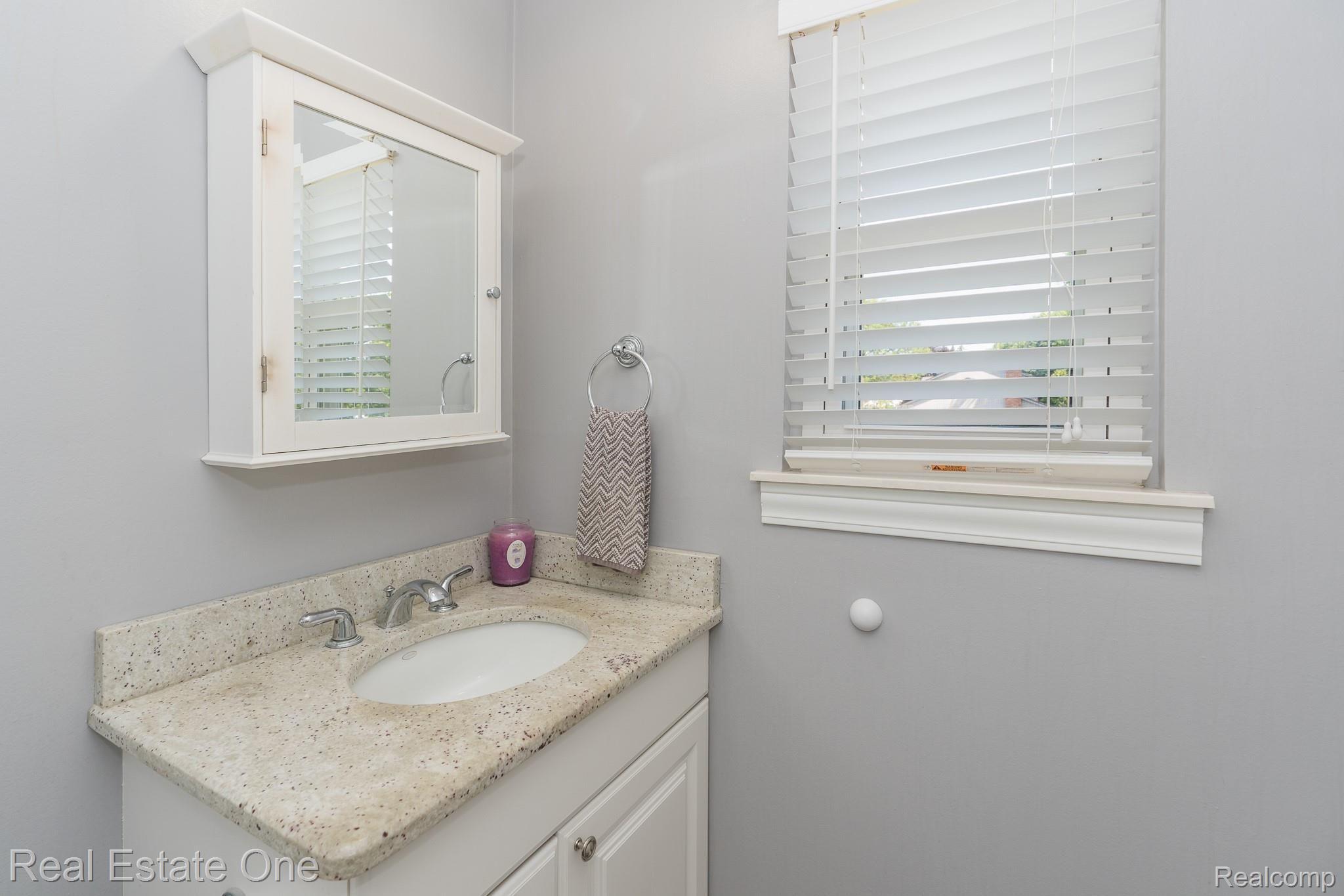 3028 Baypoint Drive Rochester, MI 48309 - Photo 21 of 40 GRANITE COUNTER IN MASTER BATH