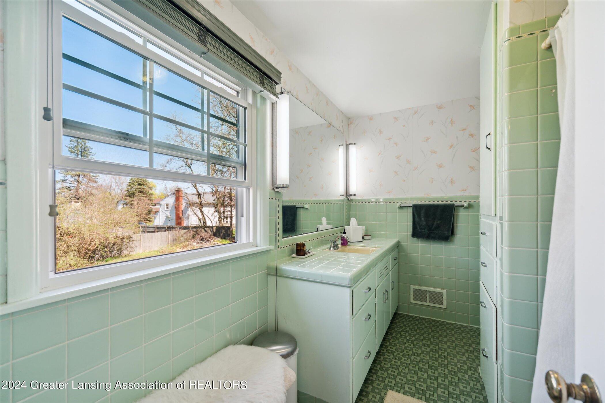 3808 West Holmes Road Lansing, MI 48911 - Photo 39 of 67 39-3808-W-Holmes-Rd-Lansing-MI-48911-Win