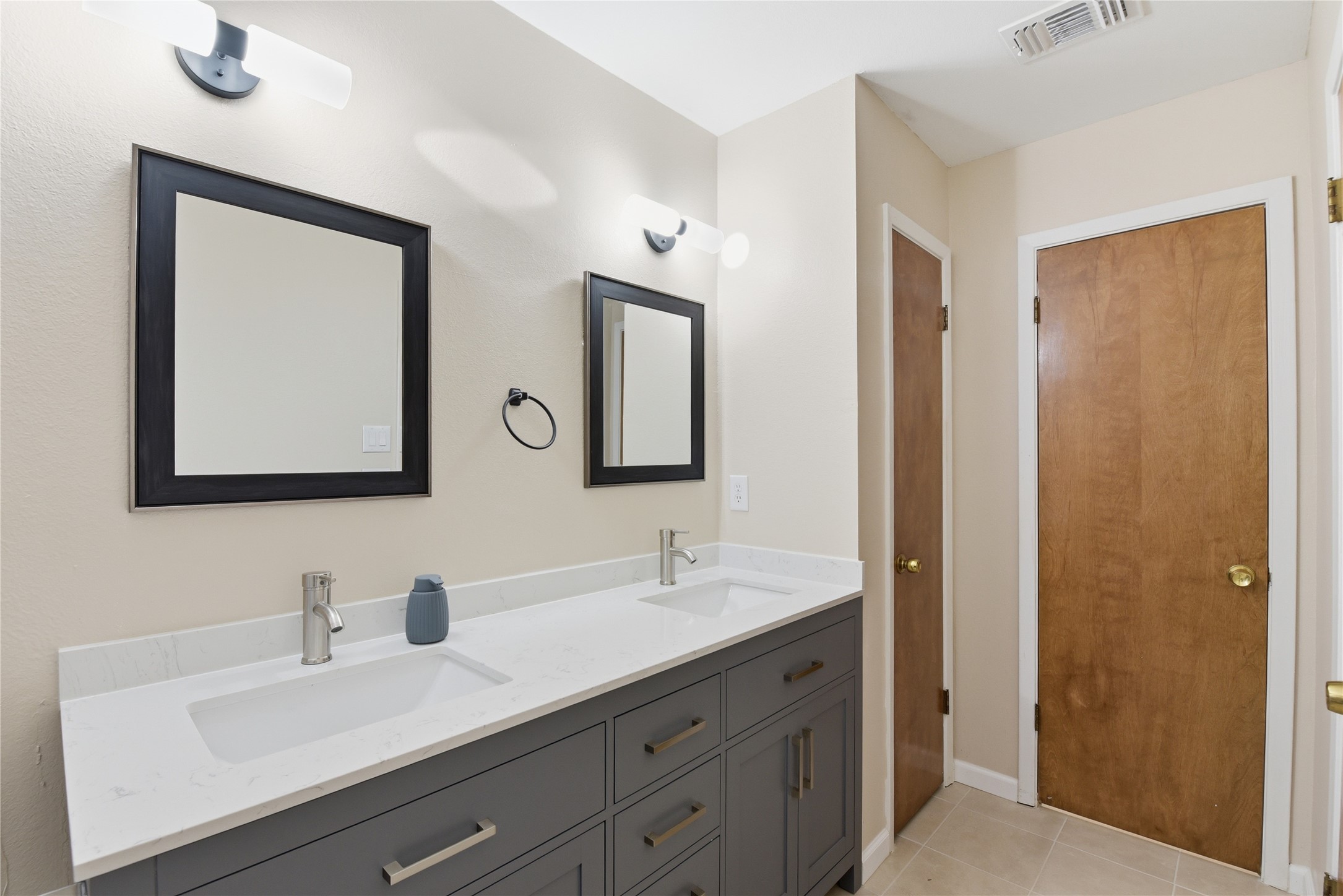1250 Stockwell Damon, TX 77430 - Photo 39 of 50 Primary bathroom with other walk in closet and linen closet
