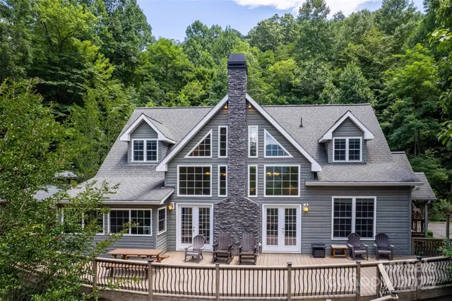 a view of a yard in front of house