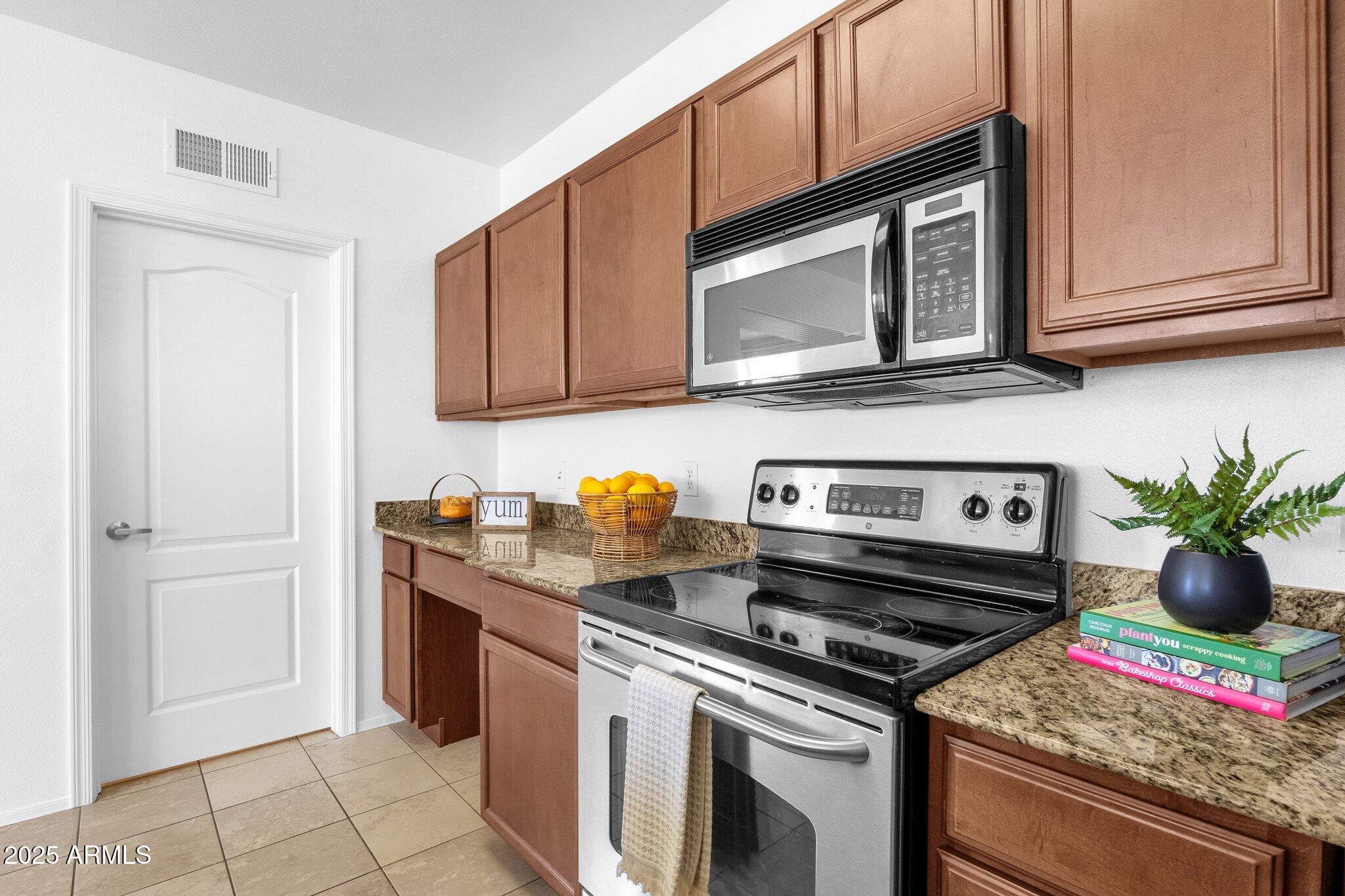 2134 East Broadway Road, Unit 2033 Tempe, AZ 85282 - Photo 10 of 23 Kitchen