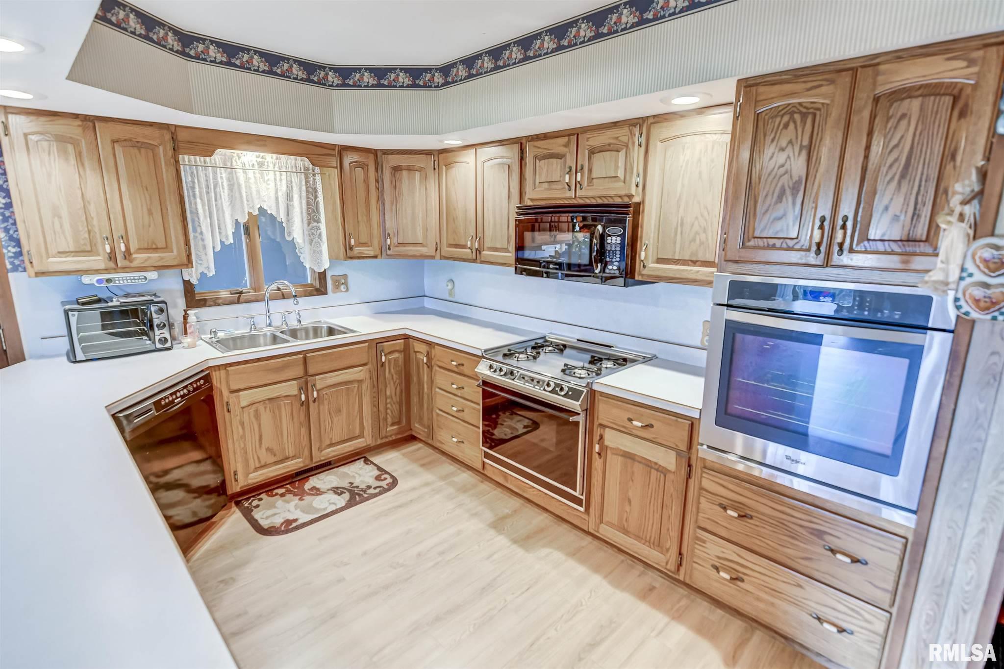 1811 Miller Road Riverton, IL 62561 - Photo 3 of 41 Gallery Image 3