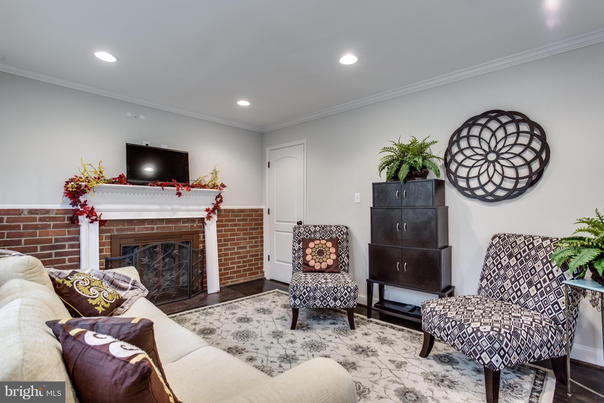 2925 Wilton Avenue Silver Spring, MD 20910 - Photo 5 of 30 Living Room