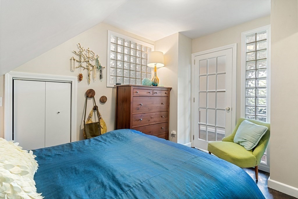47 R Jamaica Street, Unit 3 Boston, MA 02130 - Photo 8 of 16 a bedroom with a bed and a couch