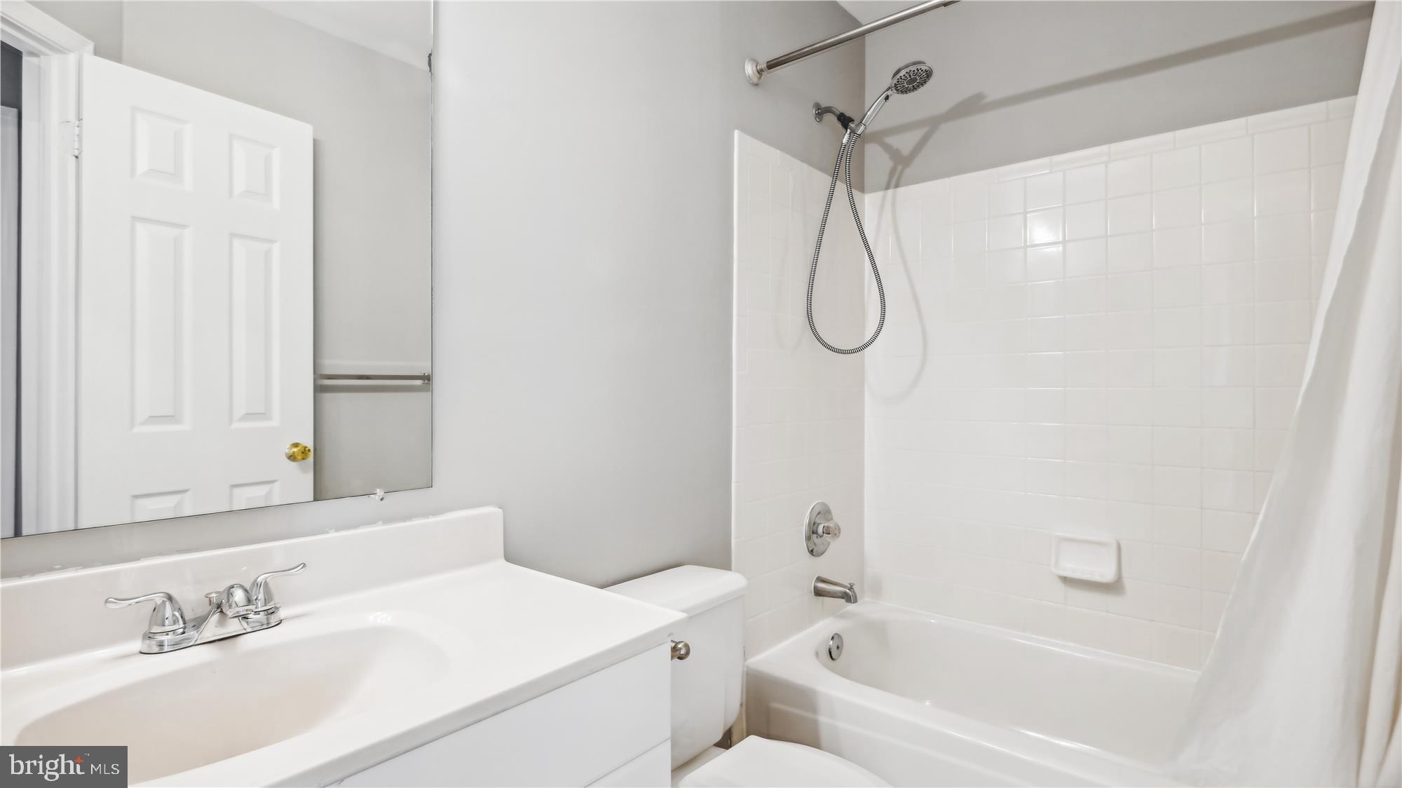 46678 Bartlet Square Sterling, VA 20164 - Photo 21 of 45 Full Bathroom - Upper Level