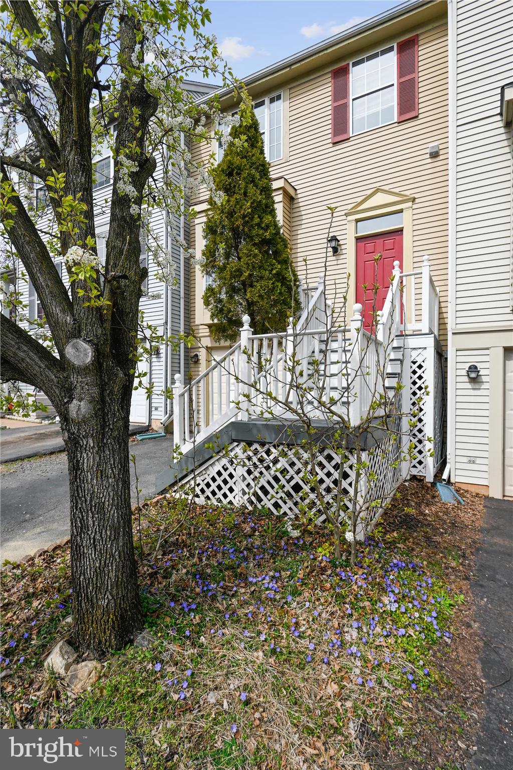 46678 Bartlet Square Sterling, VA 20164 - Photo 34 of 45 Front Yard