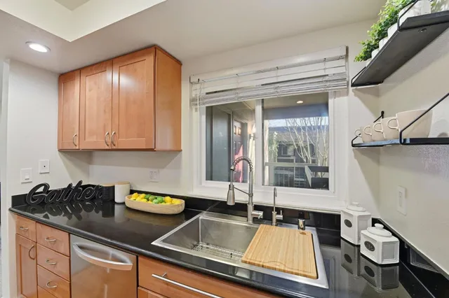 $725,000 | 831 West California Avenue, Unit V, Sunnyvale, CA 94086