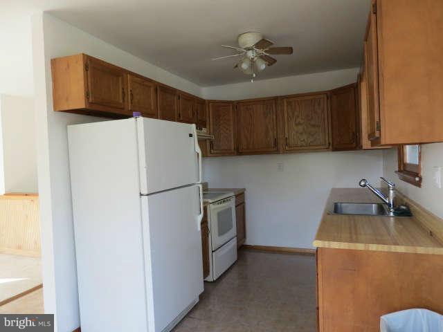 3128 Vineyard Road Falling Waters, WV 25419 - Photo 10 of 17 Kitchen