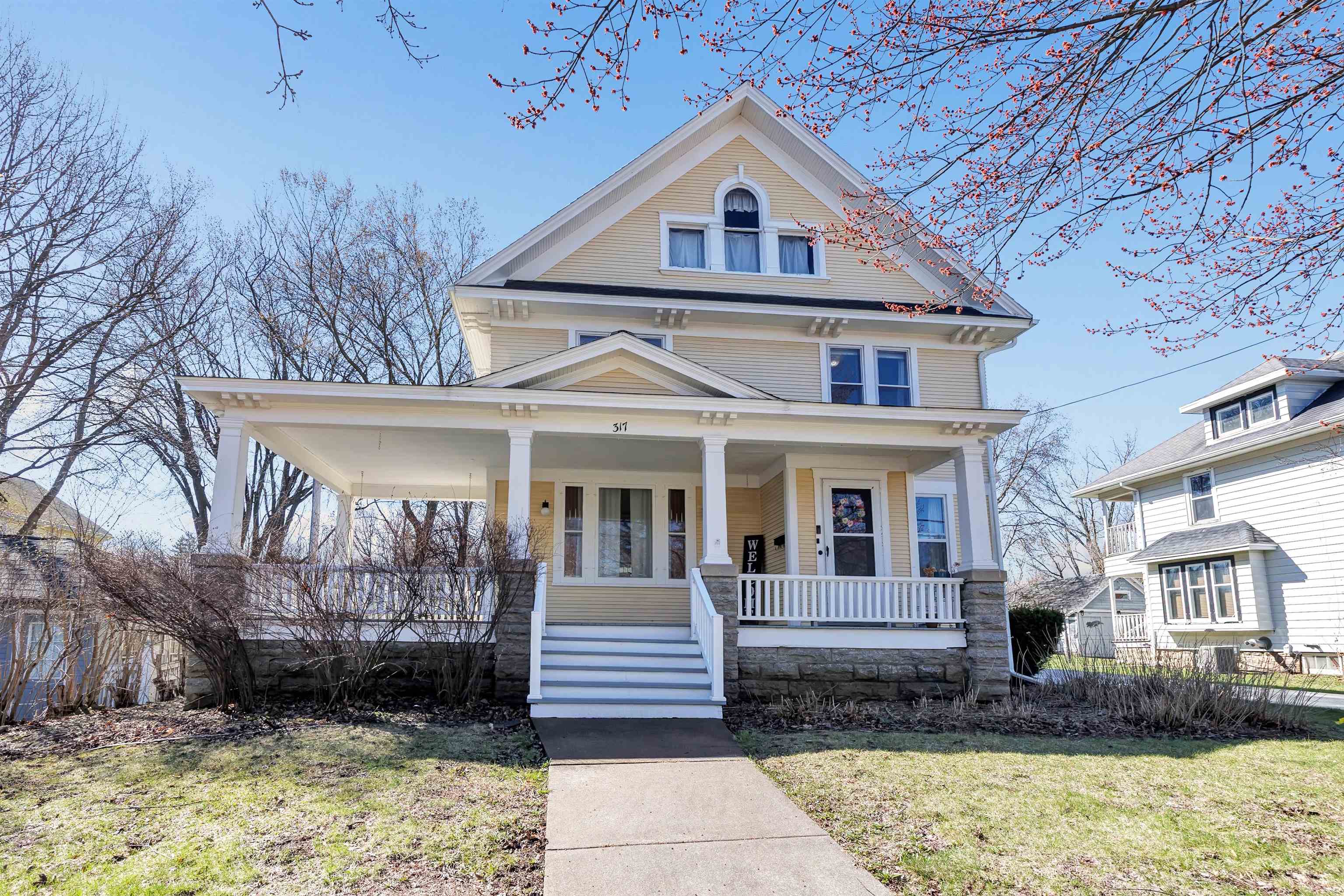 317 West Thorne Street Ripon, WI 54971 - Photo 2 of 37