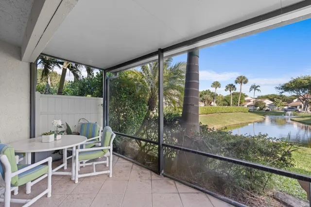 $525,000 | 6735 Canary Palm Circle, Boca Raton, FL 33433