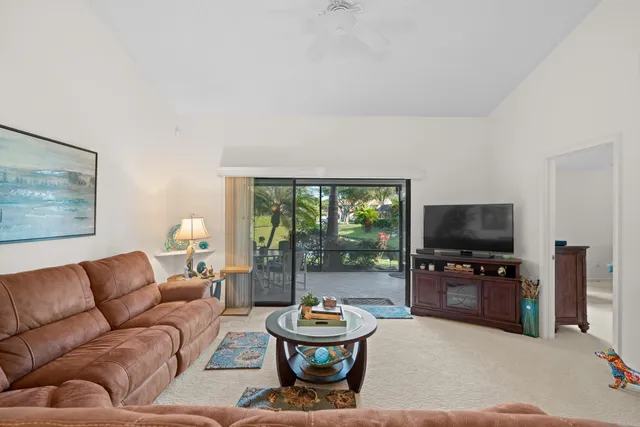 $525,000 | 6735 Canary Palm Circle, Boca Raton, FL 33433