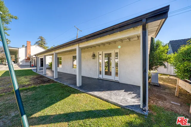 a view of a house with backyard and porch