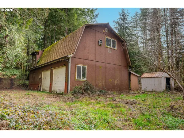 a view of a backyard