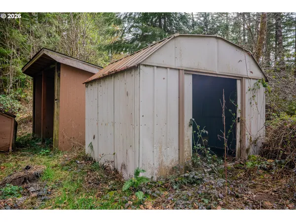a view of a house with backyard and trees