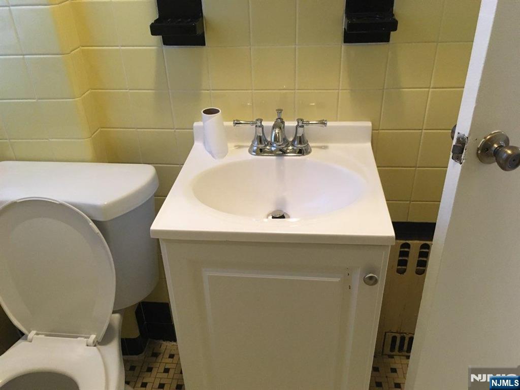 82 Westervelt Place Lodi, NJ 07644 - Photo 12 of 18