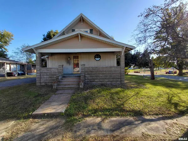 $94,900 | 102 East High Street, London Mills, IL 61544