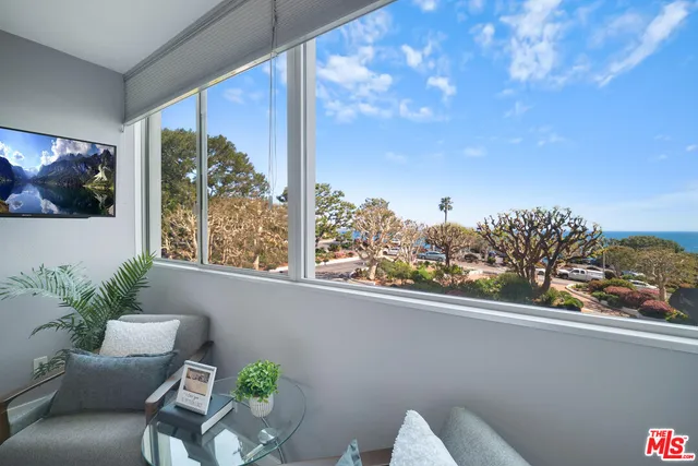 $1,295,000 | 17352 Sunset Boulevard, Unit 202, Pacific Palisades, CA 90272