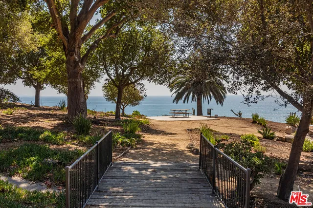 $1,295,000 | 17352 Sunset Boulevard, Unit 202, Pacific Palisades, CA 90272