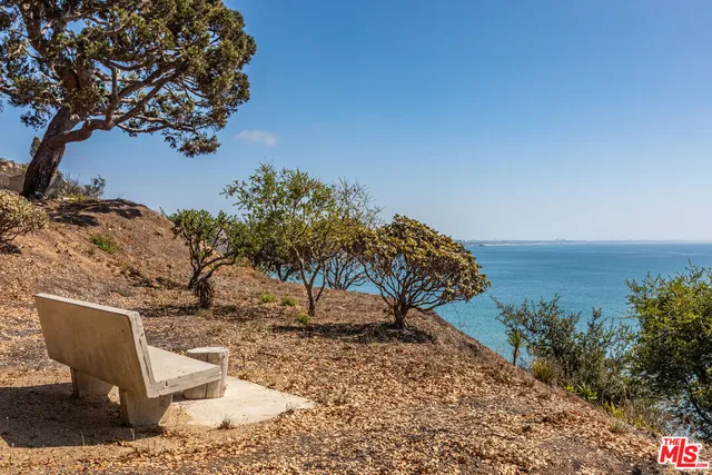 $1,295,000 | 17352 Sunset Boulevard, Unit 202, Pacific Palisades, CA 90272