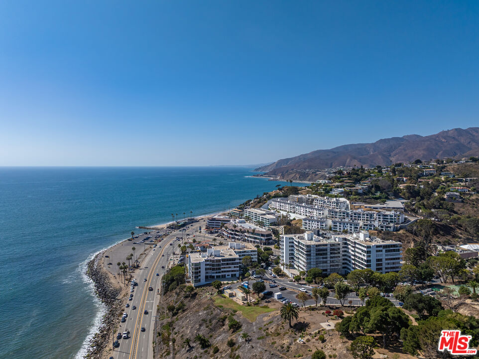 17352 Sunset Boulevard, Unit 202 Pacific Palisades, CA 90272 - Photo 23 of 30 a view of a sky from a terrace